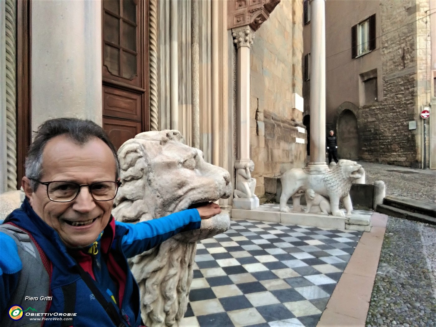 85 Tra leoni di segno e di marmo  pieno accordo.jpg